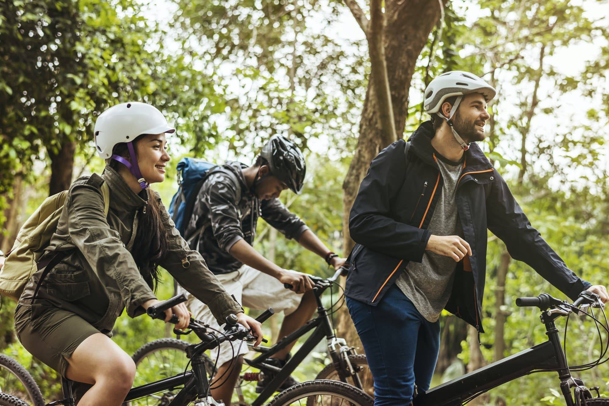 Gruppe von Freunden mit dem Mountainbike im Wald zusammen